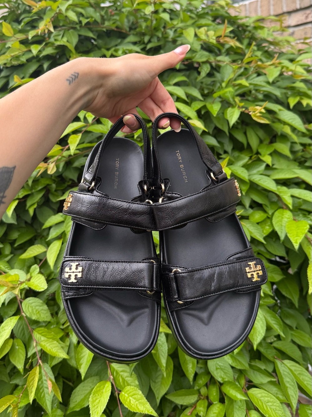 Tory Burch Kira Sport Sandal NWOT Black Leather Gold - Picture 4 of 7